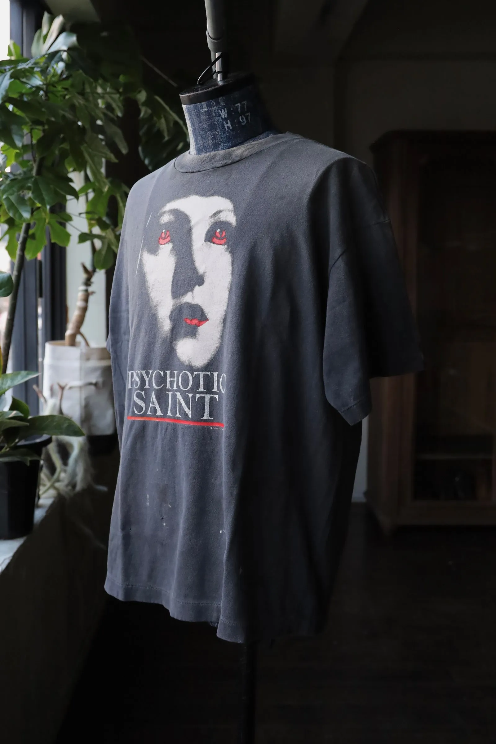 SAINT Mxxxxxx SS TEE/PSYCHOTIC SNT/BLK Gothic heavy metal rock style retro short-sleeved Mysterious woman's face printed distressed TEE Washed black S-XL Same as the original version Cylindrical side seam OE yarn fabric Garment dyeing Faded by heavy washing Bust plaster faded Correct version Matching of original accessories